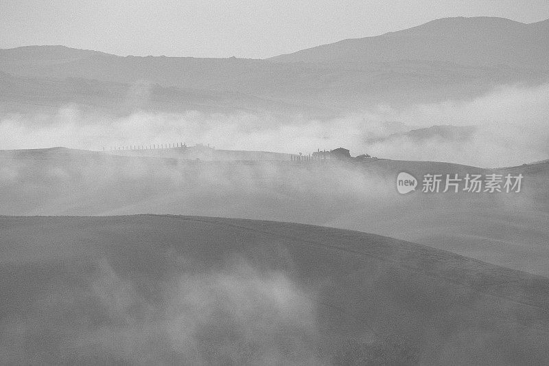 托斯卡纳风景Val d'Orcia干草田与雾